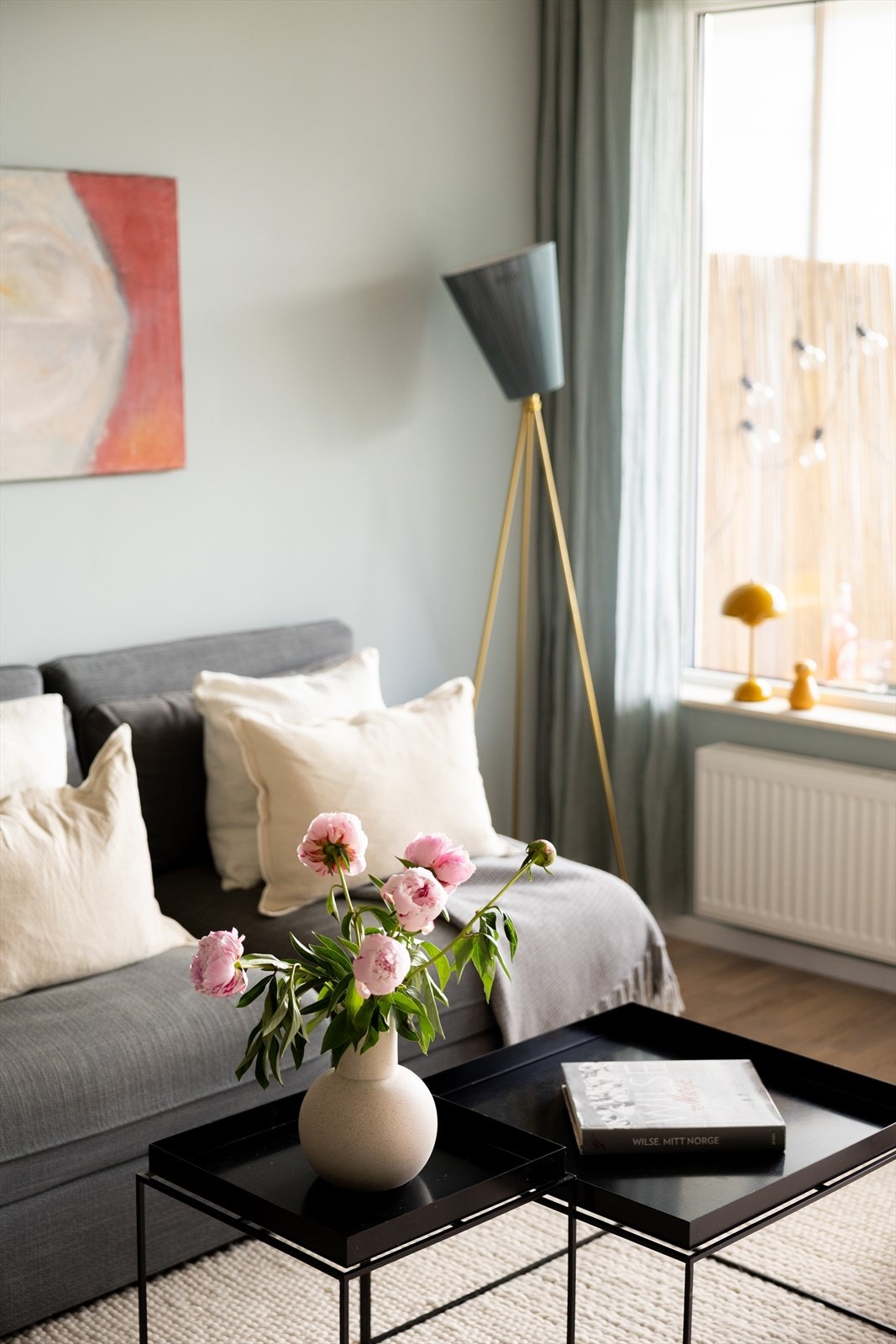 Bygget er nytt fra 2022 med nybyggskvaliteter slik som balansert ventilasjon, heisadkomst og vannbåren varme tilknyttet radiator. Galleribilde