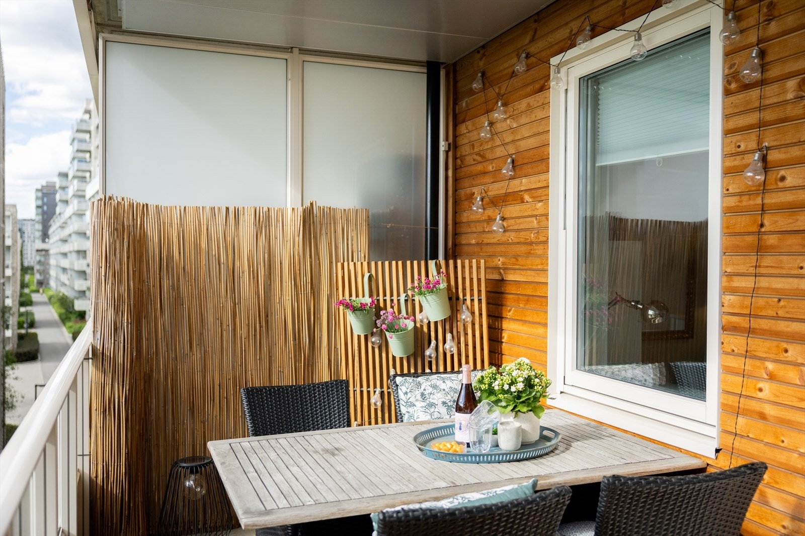Balkongen er romslig og kan naturlig deles inn i ulike soner med utemøbler, grill og beplantning. Galleribilde