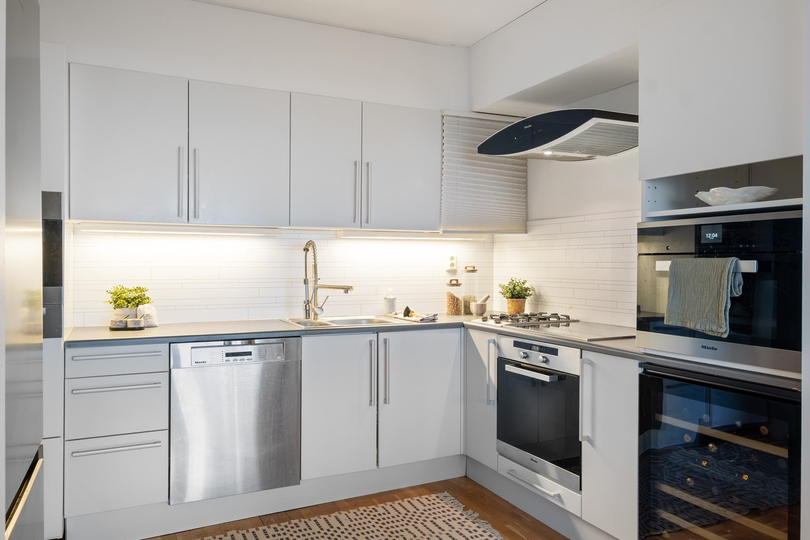 Kjøkkenet er utstyrt med vannvakt, platetopp, gasstopp, nedfelt kum, ettgreps blandebatteri, kombi kjøl/fryseskap, kaffemaskin, mikrobølgeovn, vinskap, stekeovn og oppvaskmaskin. Galleribilde