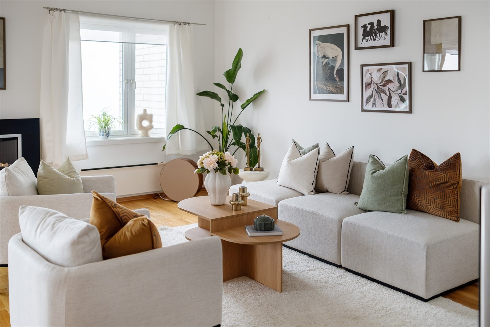 Store vindusflater slipper inn rikelig med naturlig lys og skaper en luftig romfølelse. Galleribilde