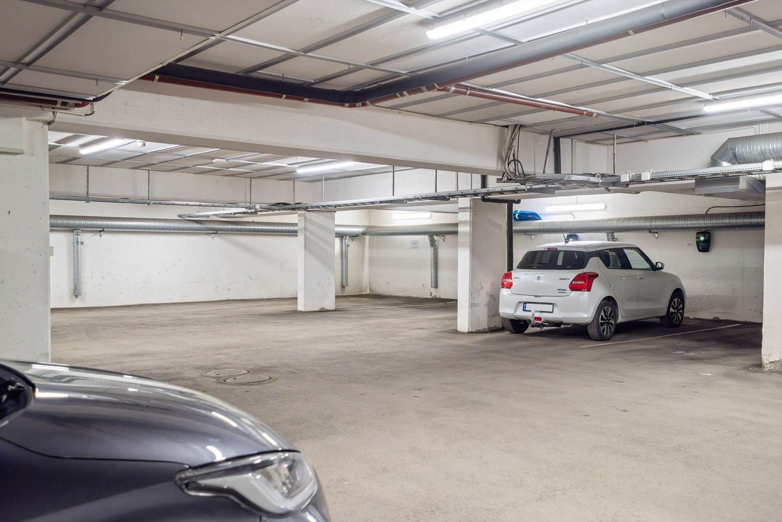 Det medfølger garasjeplass med elbillader. Galleribilde