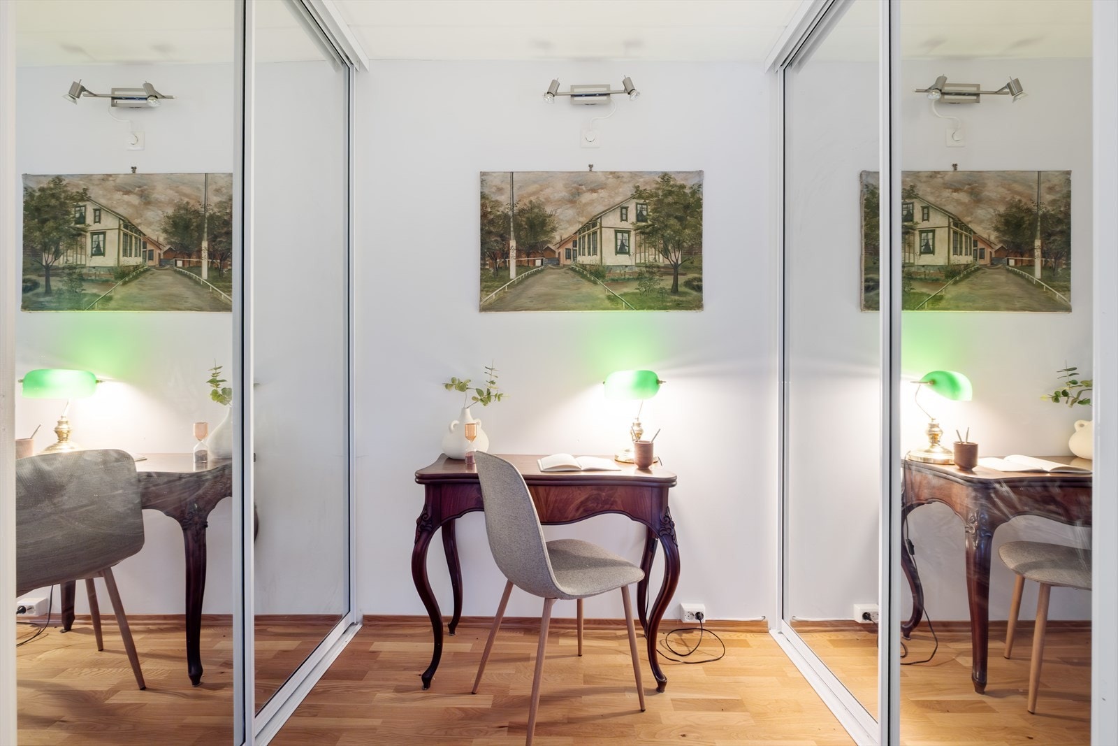 God plass til oppbevaring i skyvedørsgarderobe, og plass til å innrede med skrivebord. Galleribilde