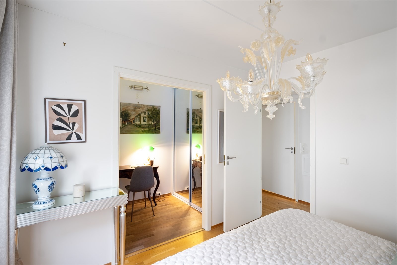 Hovedsoverommet har tilgang til eget walk-in-closet. Galleribilde