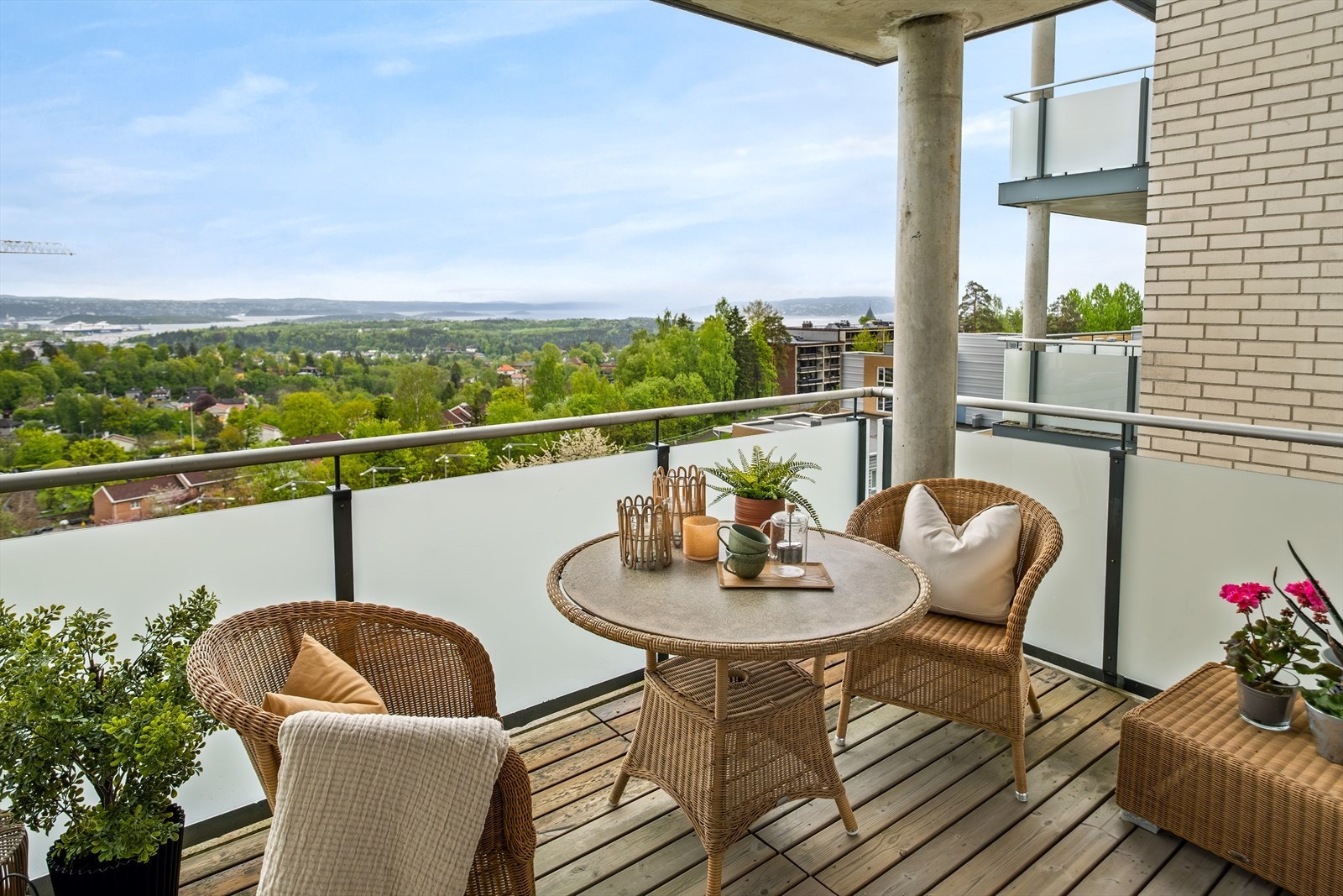 Fra stuen har du direkte utgang til en av leilighetens høydepunkter - en solrik, overbygd balkong på ca. 13 m² Galleribilde