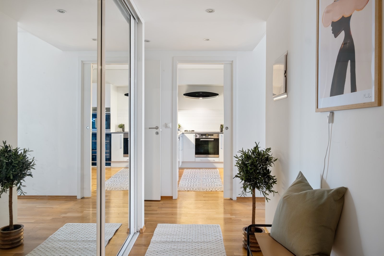 Entreen gir et godt førsteinntrykk med god plass til både sko og yttertøy. Galleribilde