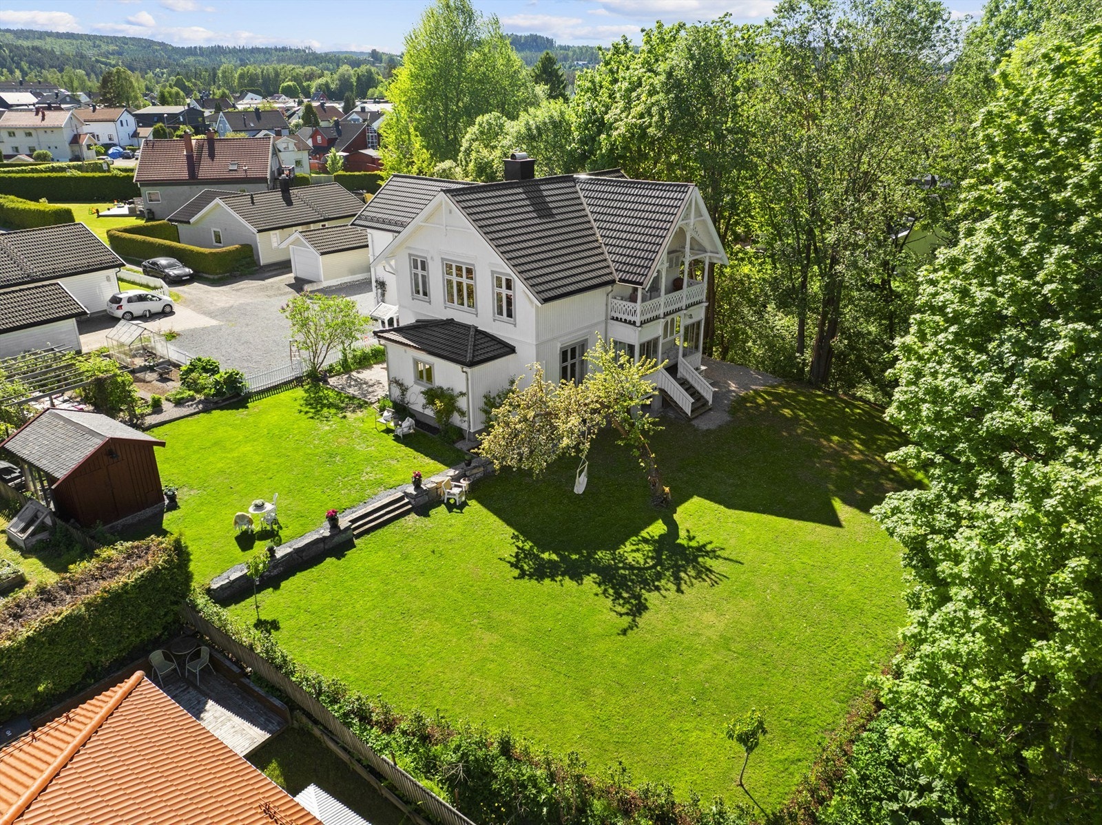 Krogsveen Skien Skien - Gimsøy - Svært påkostet sveitservilla med god takhøyde og originale detaljer.