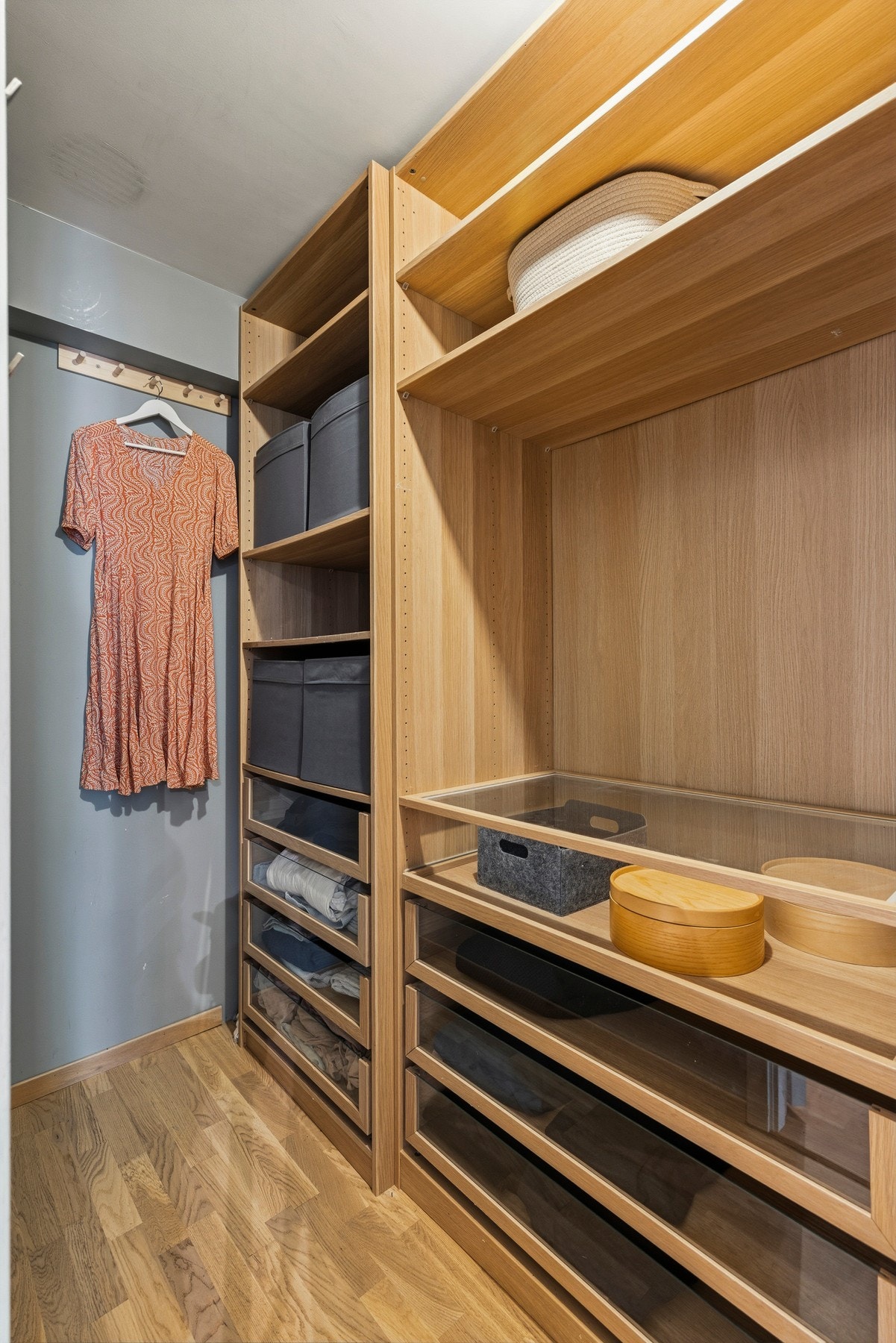 Innvendig bod/walk in closet i tilknytning til gangen Galleribilde