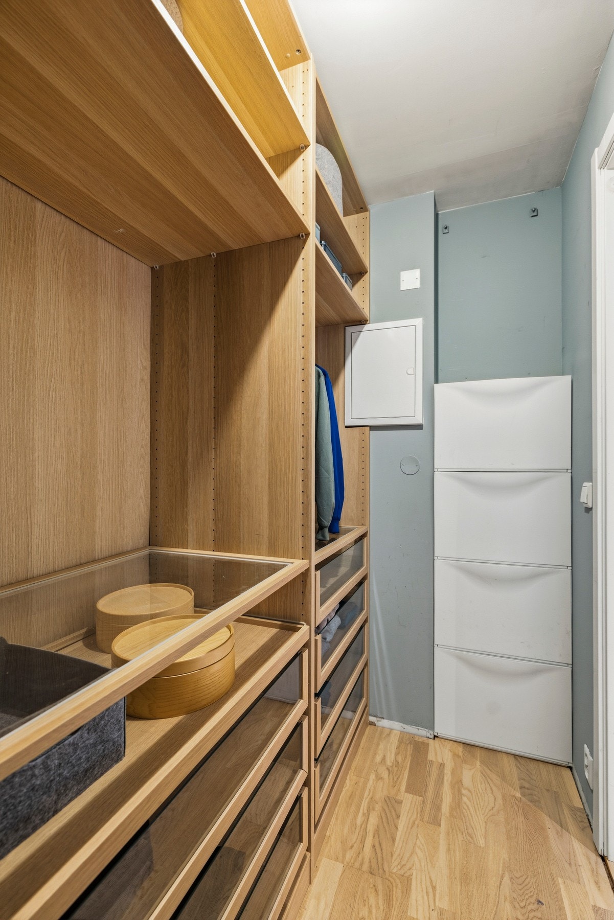 Innvendig bod/walk in closet i tilknytning til gangen Galleribilde
