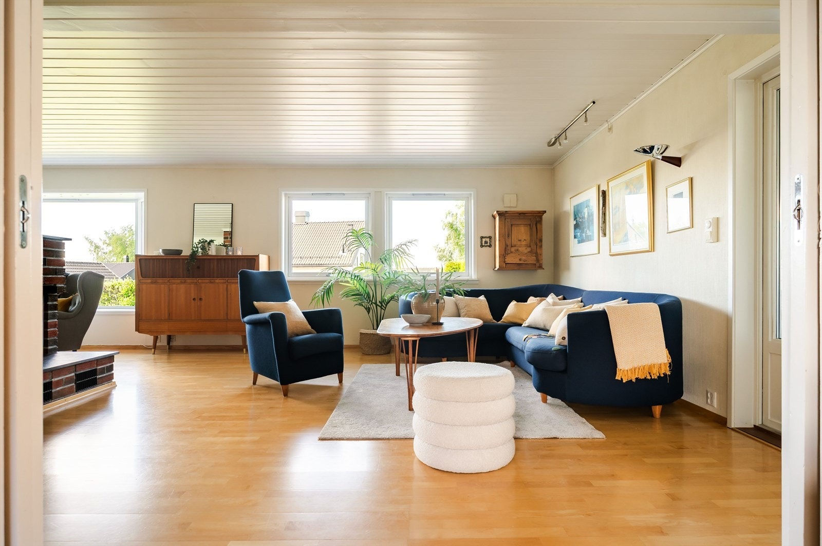 Boligen har en stor og lys stue med parkett på gulvet, malt panel i himlingen og lyse vegger. Galleribilde