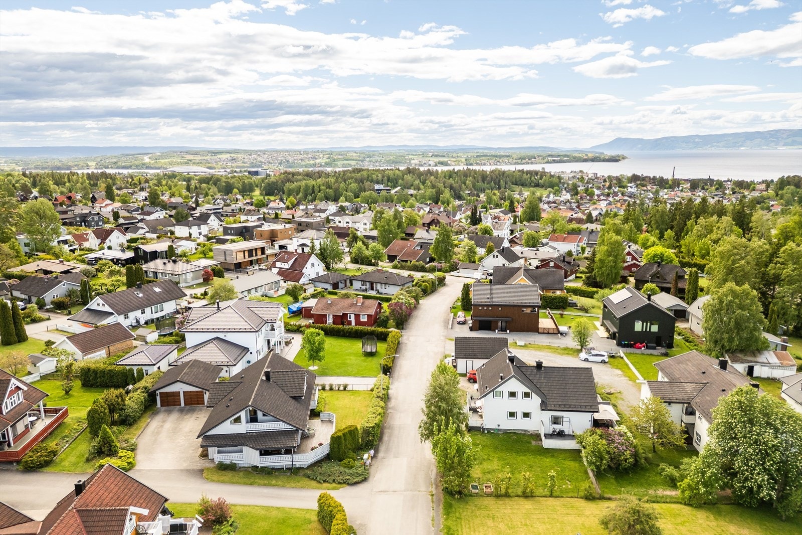 Det er ca. 2 km til Hamar sentrum og Mjøsa. Samtidig er det kort vei til barnehager, skoler, flotte turområder og god bussforbindelse. Galleribilde