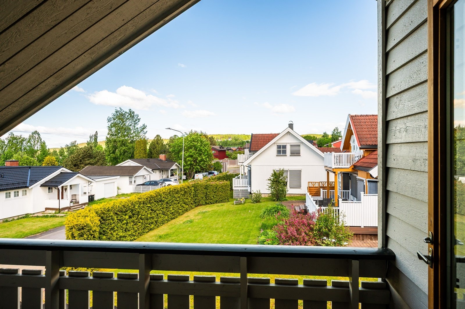 Det er utgang til overbygd, nord- vestvendt balkong på 4 m². Galleribilde