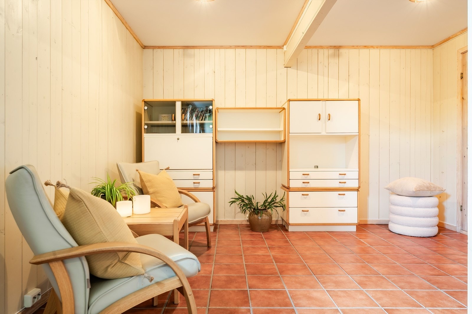 Det er kjeller under hele huset med egen inngang utenfra. Galleribilde