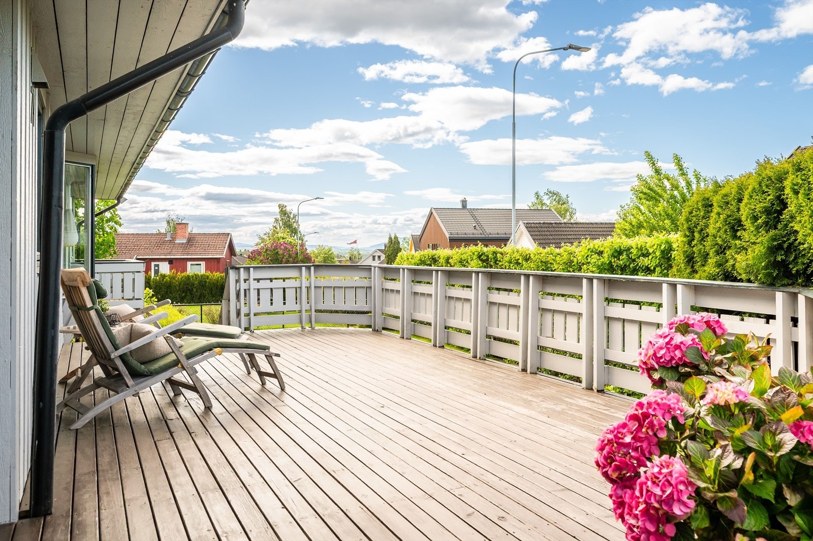 Åpen terrasse med god plass til utemøbler. Det er direkte adkomst ned til hagen. Galleribilde
