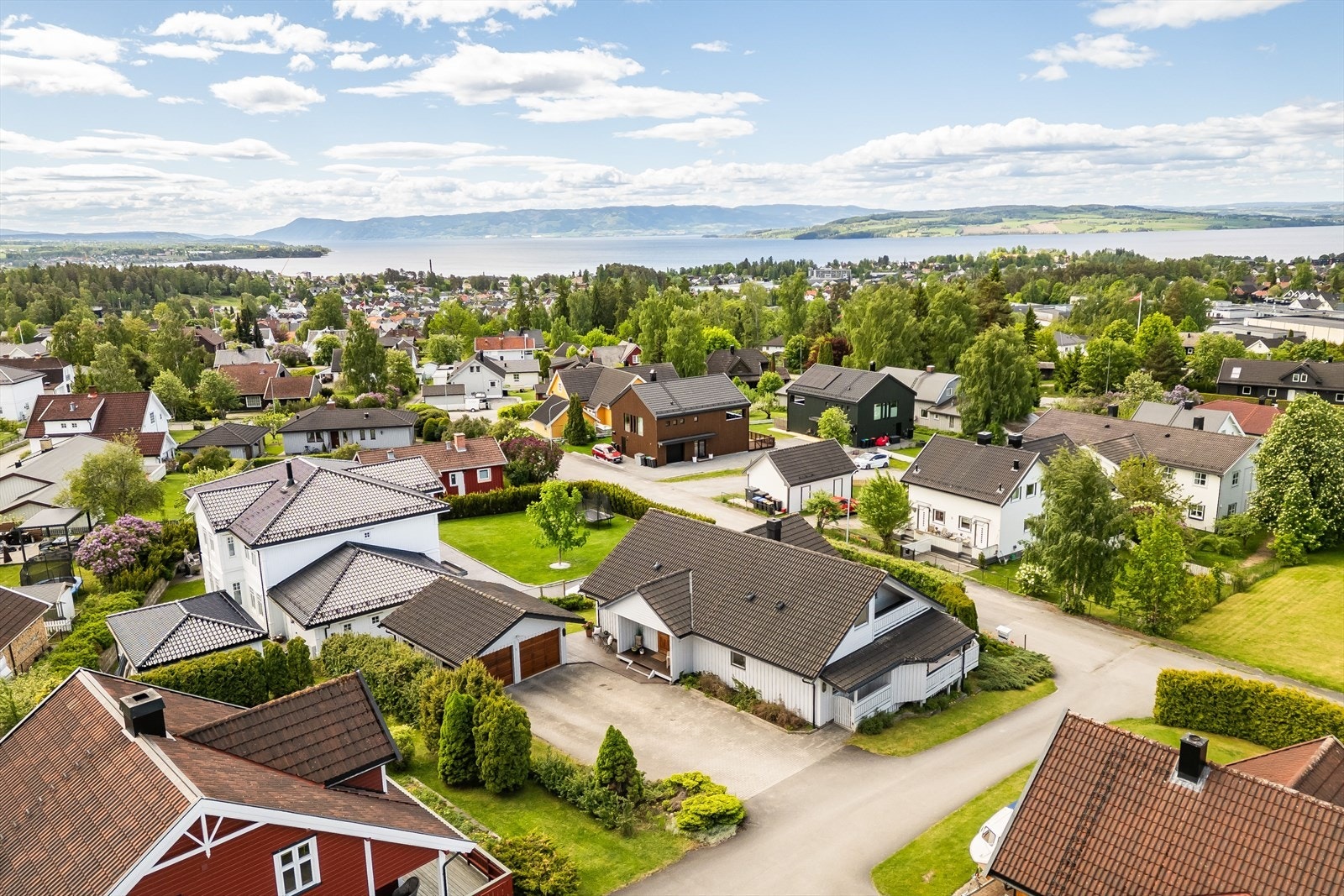 Eiendommen ligger i en blindvei med lite trafikk forbi eiendommen, noe som gjør det trygt og barnevennlig. Galleribilde
