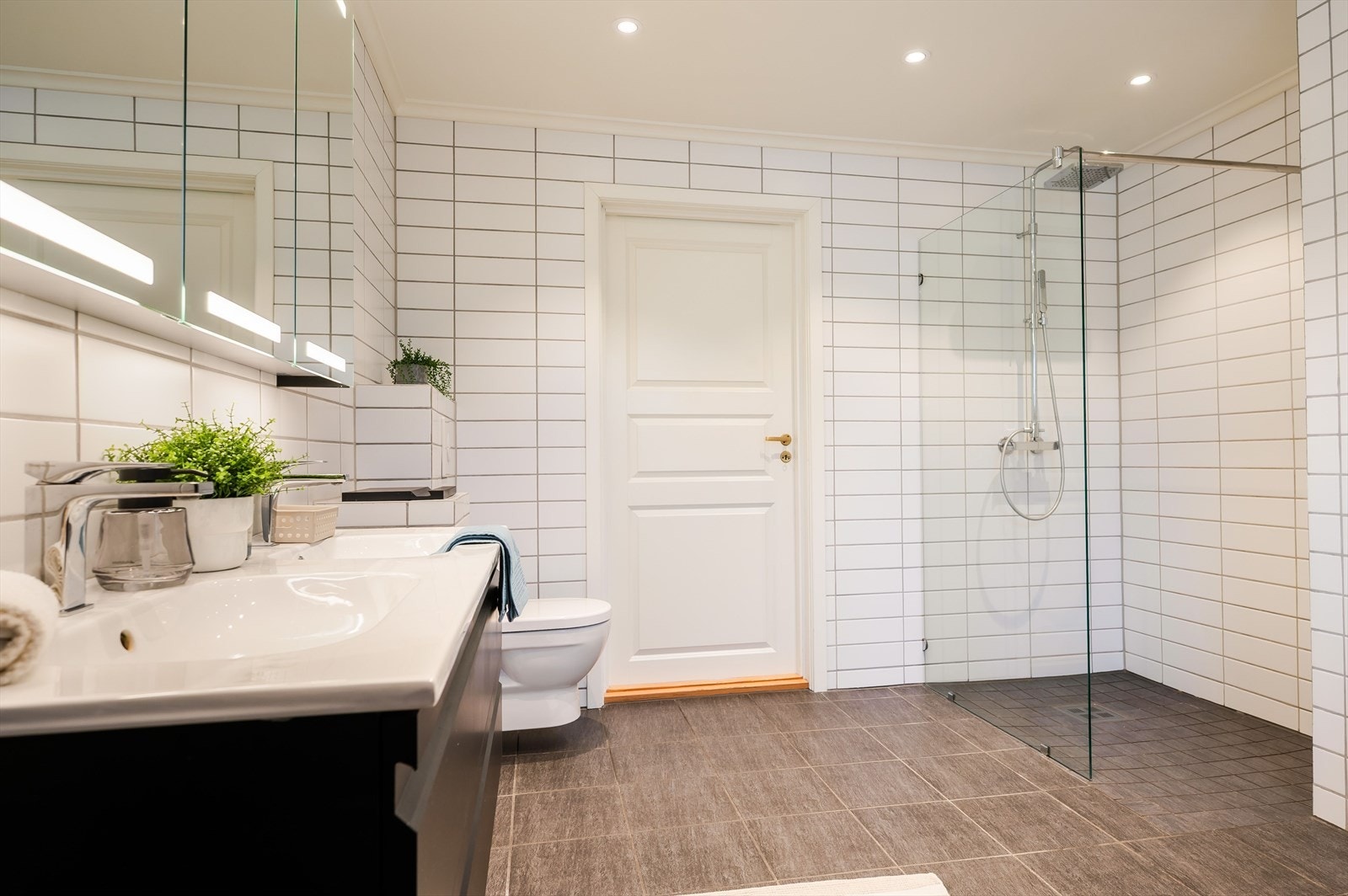 Badet har veggmontert toalett og plass og opplegg for badekar om det er ønskelig. Galleribilde
