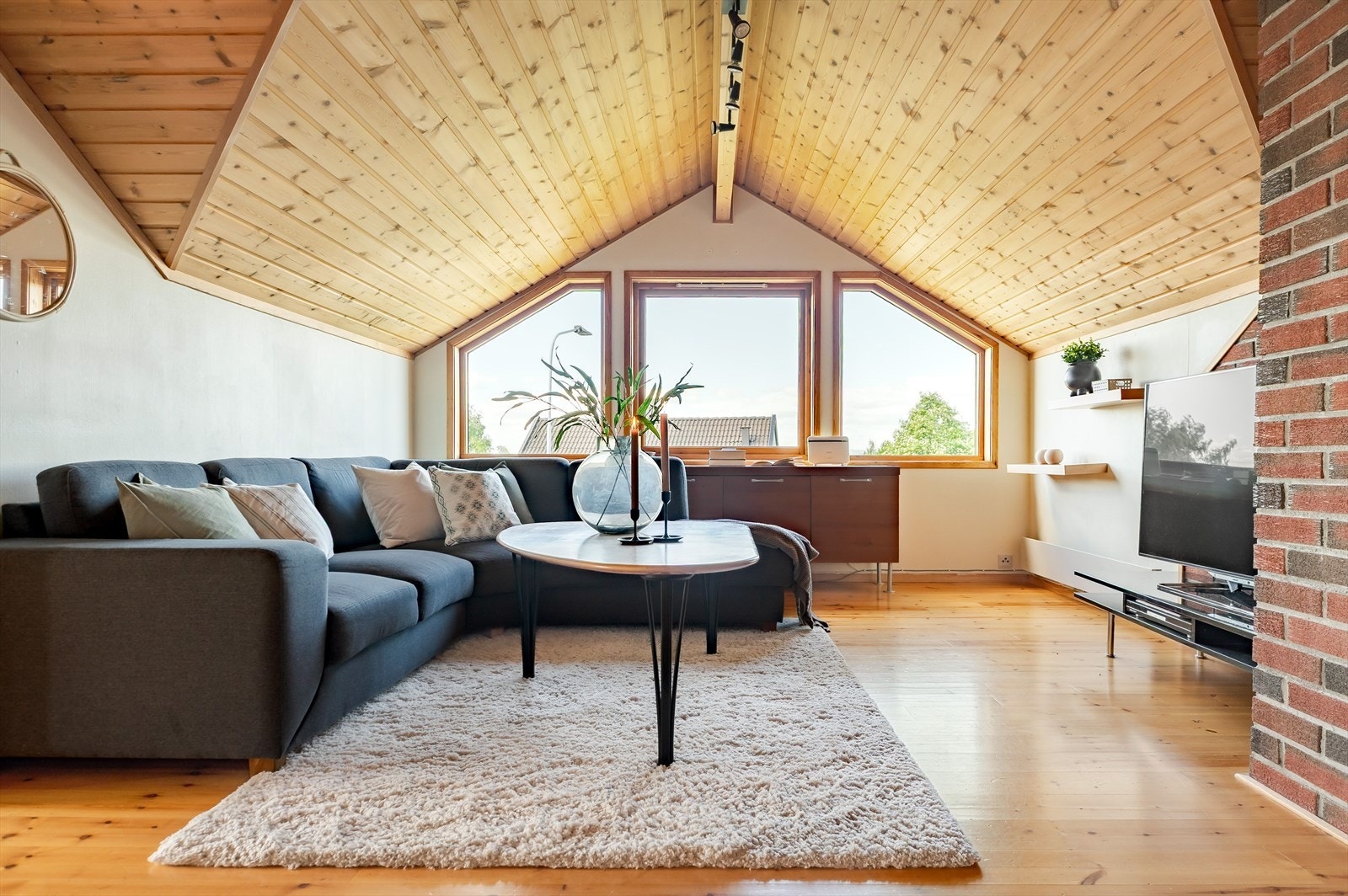 I 2. etasje er det en romslig loftstue med god plass til sofagruppe og TV-møblement. Galleribilde