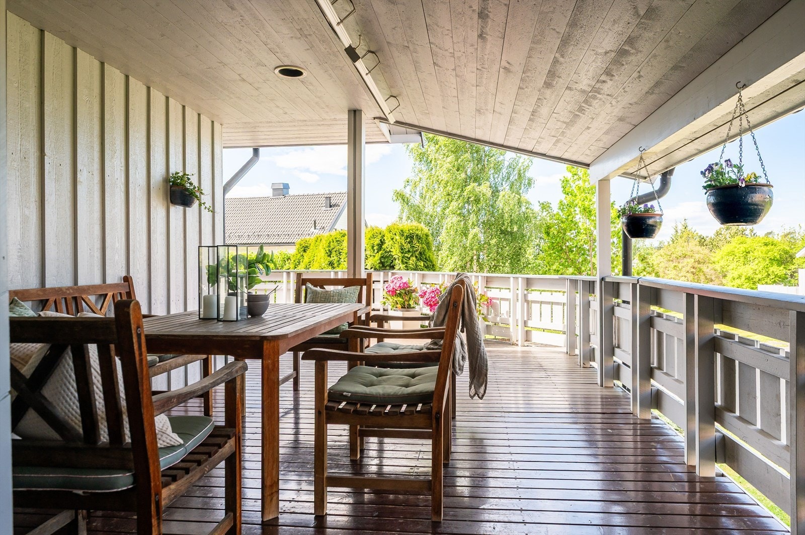 Det er montert lys og terrassevarmer i taket. Galleribilde