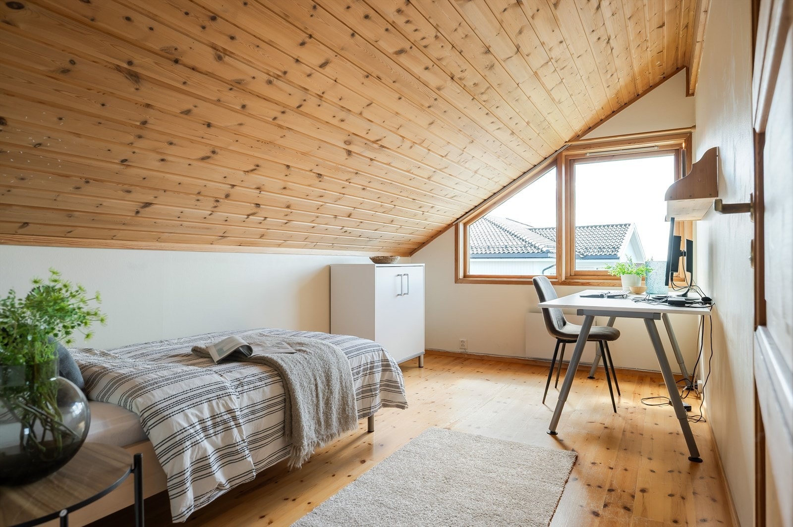 Det fjerde soverommet er av ca. samme størrelse som det tredje. Rommene har plass til seng, skrivebord og oppbevaringsmøbler. Galleribilde