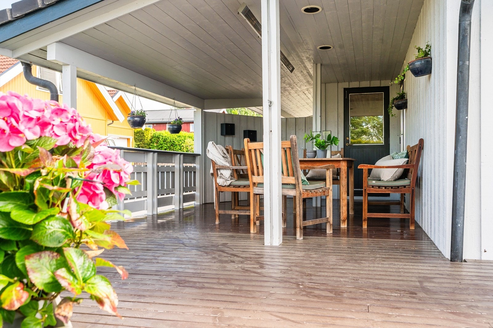 Terrassen går rundt to av huset sider og deler av den er overbygd. Det skaper en lun og hyggelig plass til sene sommerkvelder. Galleribilde