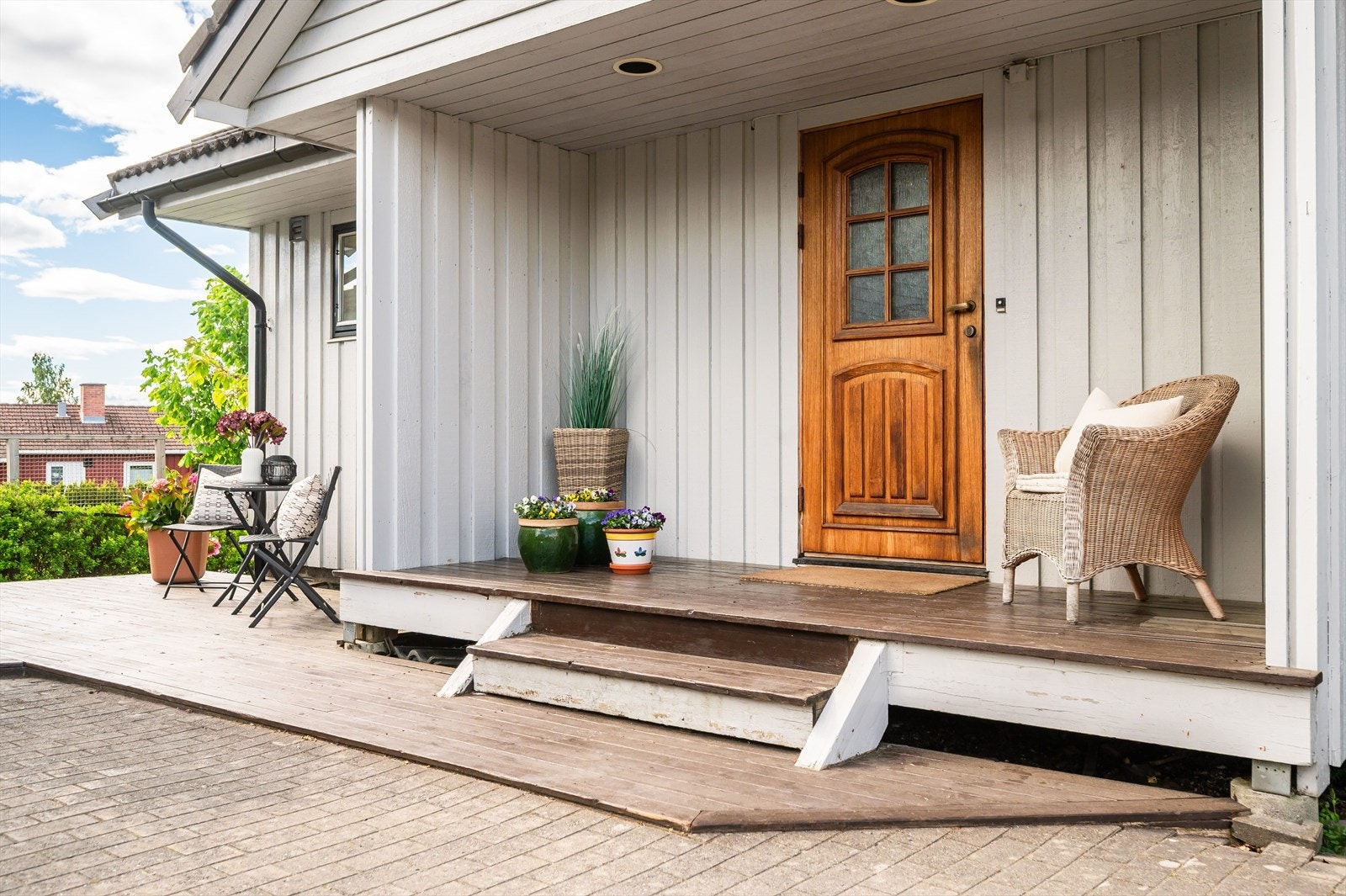 Hyggelig, overbygd inngangsparti med terrasseplatting - perfekt for morgenkaffen. Galleribilde