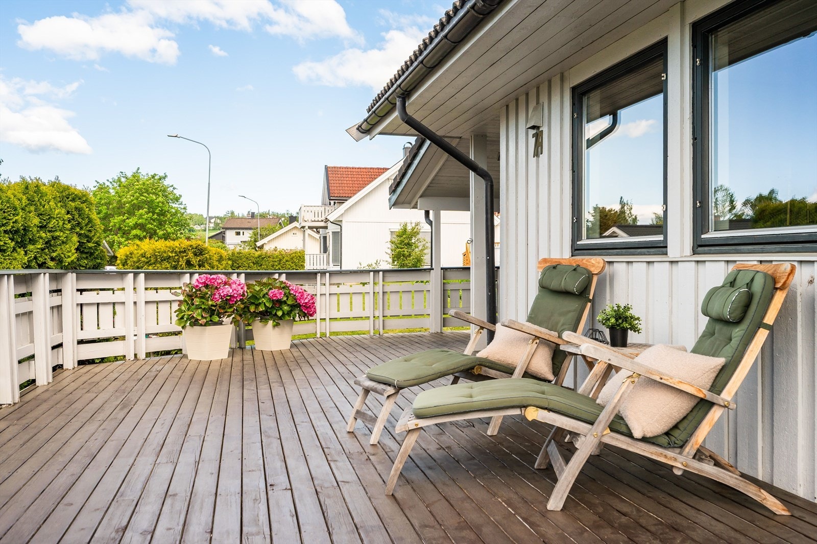 Det er rikelig med terrasse rundt huset. Totalt er det terrasse og balkong på ca. 66 m² i 1. etasje. Galleribilde