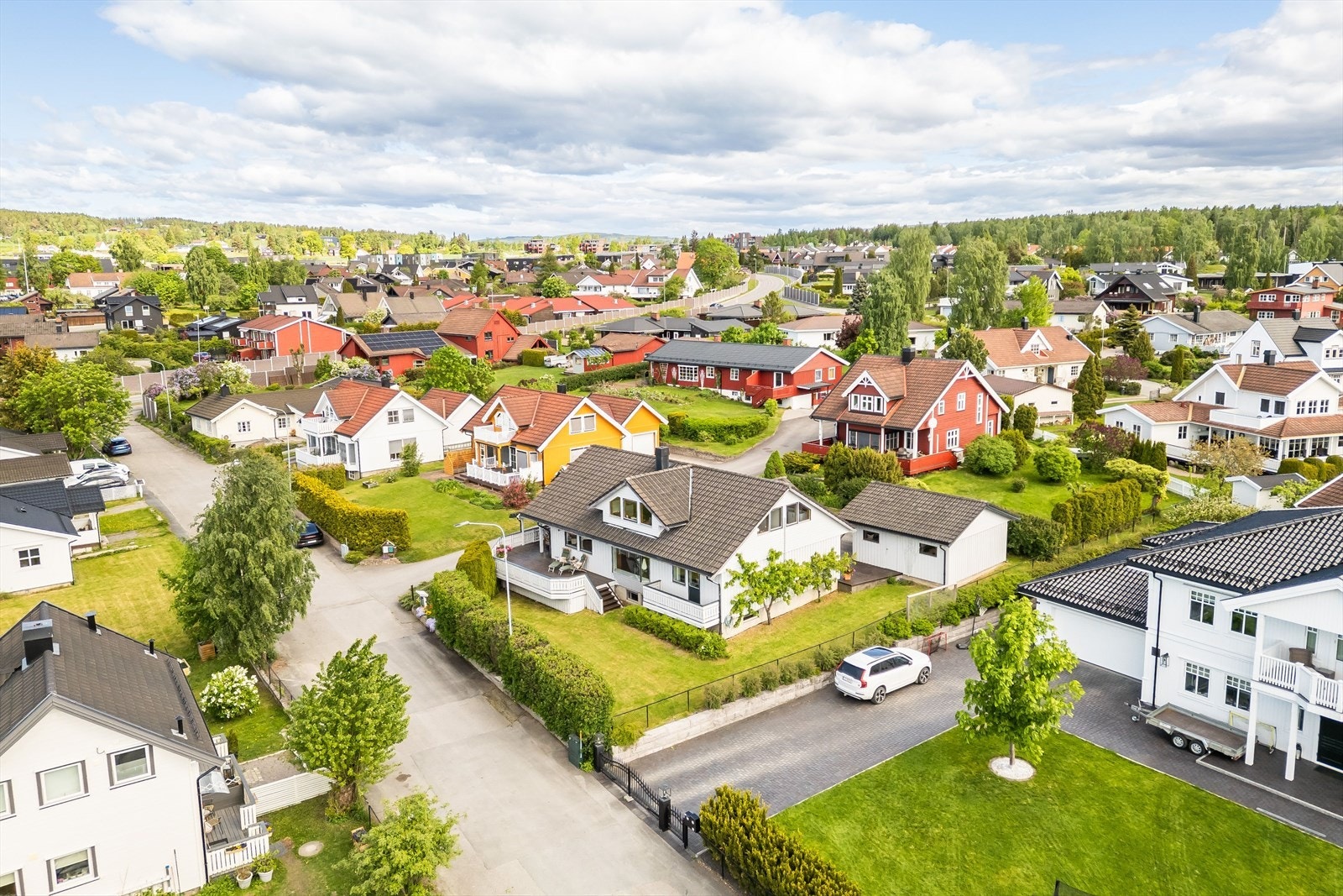 Her får du en hyggelig og familievennlig enebolig med attraktiv beliggenhet på Ajer. Galleribilde