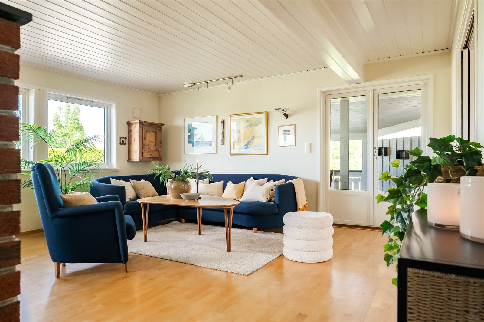 Det er utgang fra stua via doble dører til terrassen. Galleribilde