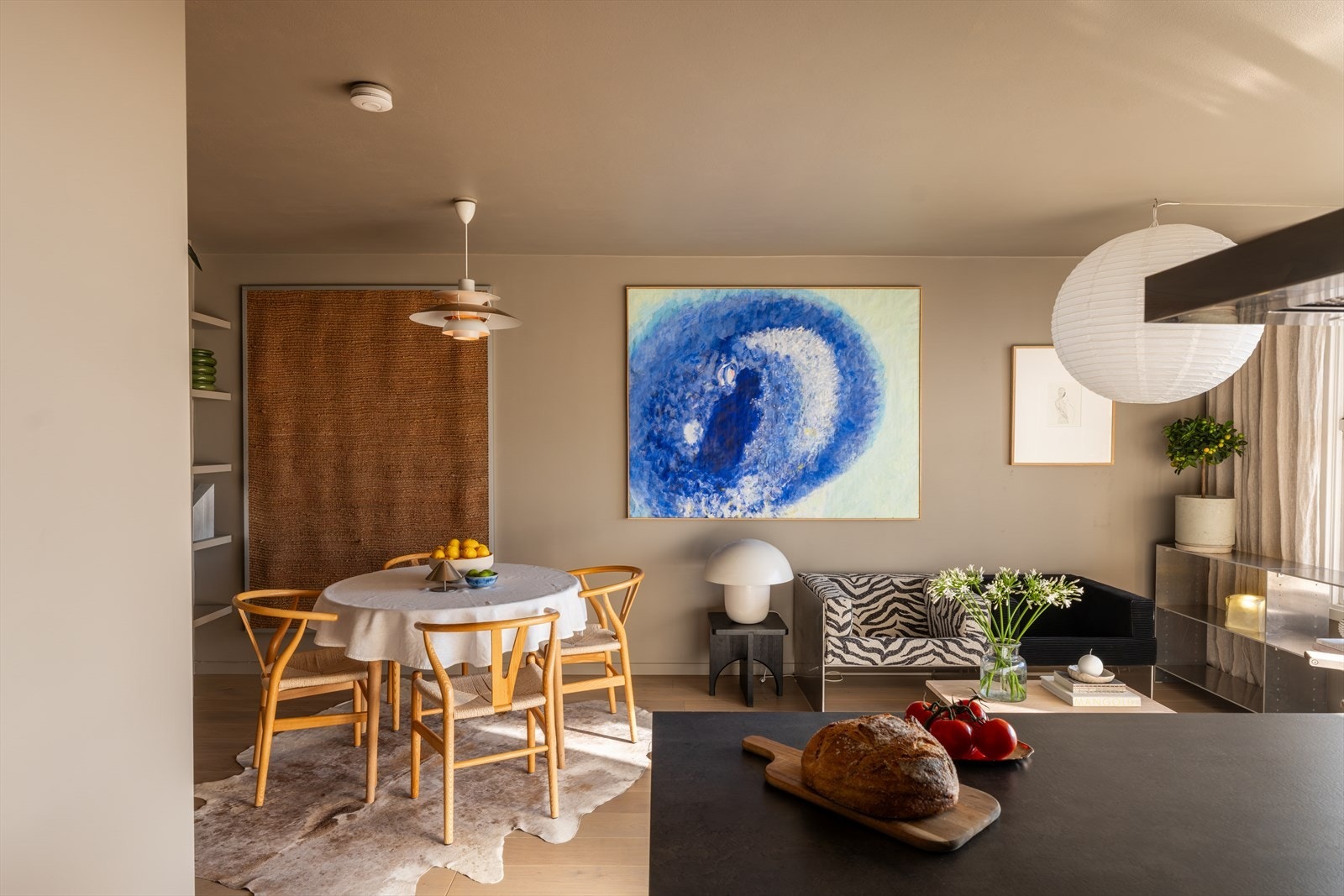 Det er god plass til et større spisebord og sofagruppe. Galleribilde