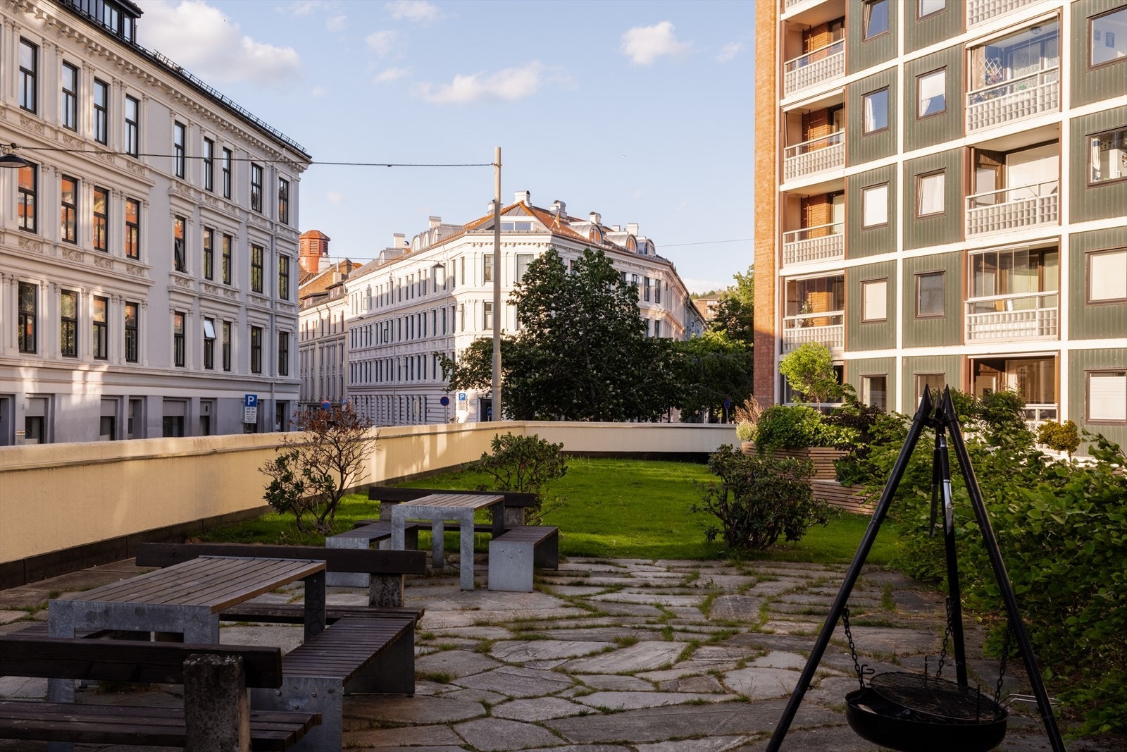 Bakgården er pent opparbeidet med grøntarealer, sittegrupper, bålpanne og parsellhager. Galleribilde