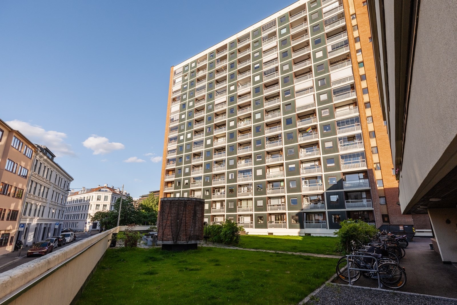 Sykkelparkering i bakgården. Galleribilde
