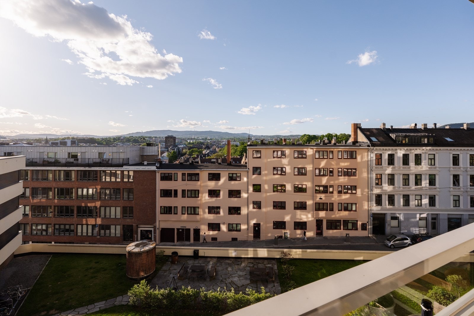 På kvelden lyser byen opp og solen kan nytes til sent på kveld. Galleribilde