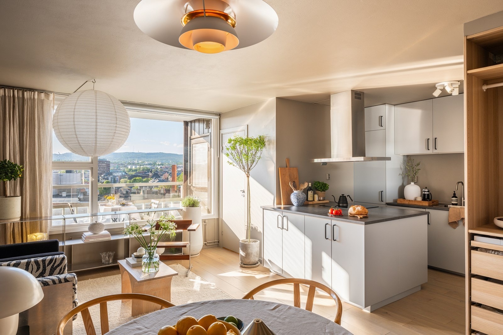 Av kvaliteter kan optimal planløsning, balkong, utsikt, gode solforhold, heis og garasjeleie nevnes. Galleribilde