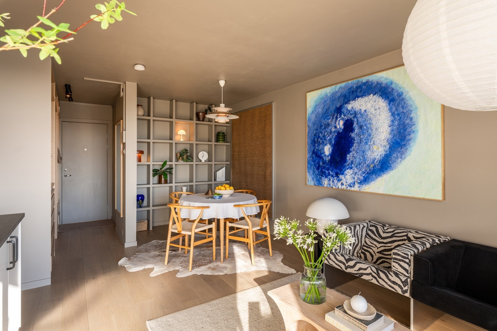 Spisebord får sin naturlige plassering fra kjøkken og stue. Galleribilde