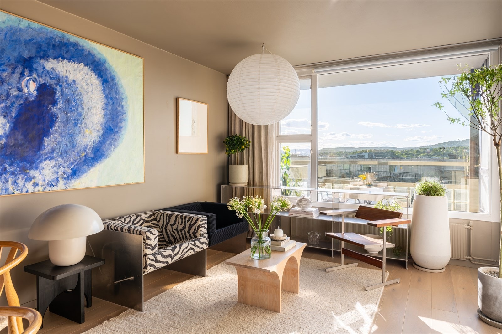 Atmosfæren i leiligheten skiller seg ut på best tenkelig måte med nydelig lysinnslipp og pene farger! Galleribilde