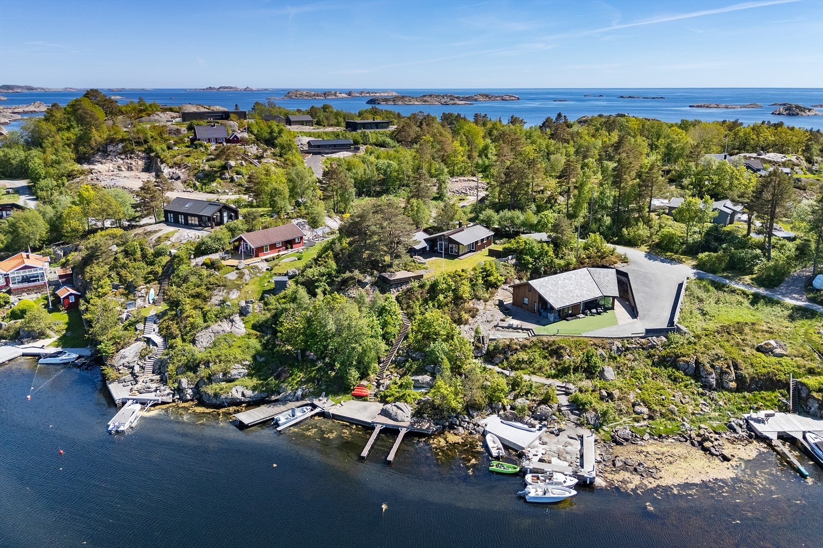 Velkommen til denne idylliske fritidseiendommen med egen brygge Galleribilde