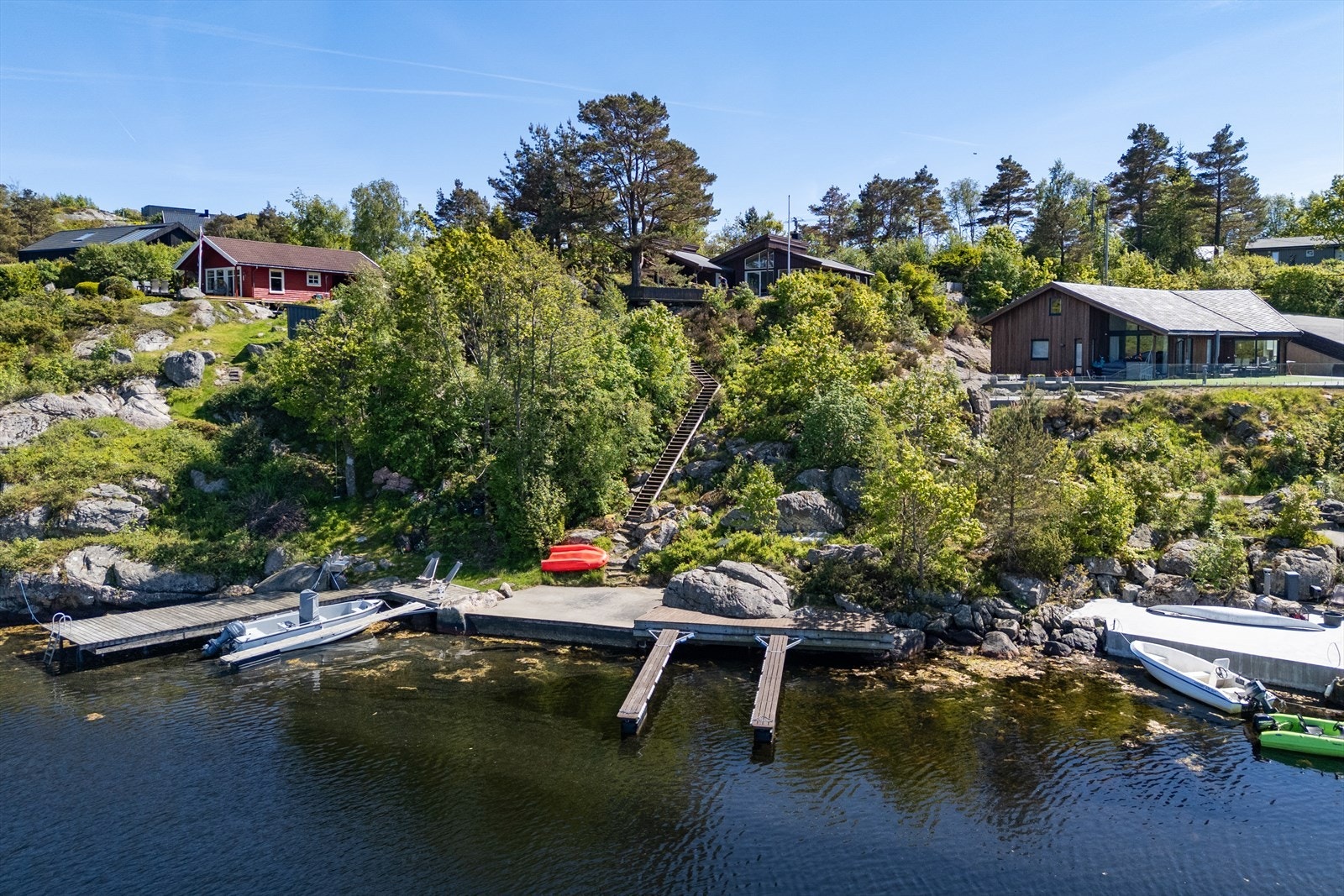 Eiendommen presenterer seg flott fra sjøsiden Galleribilde