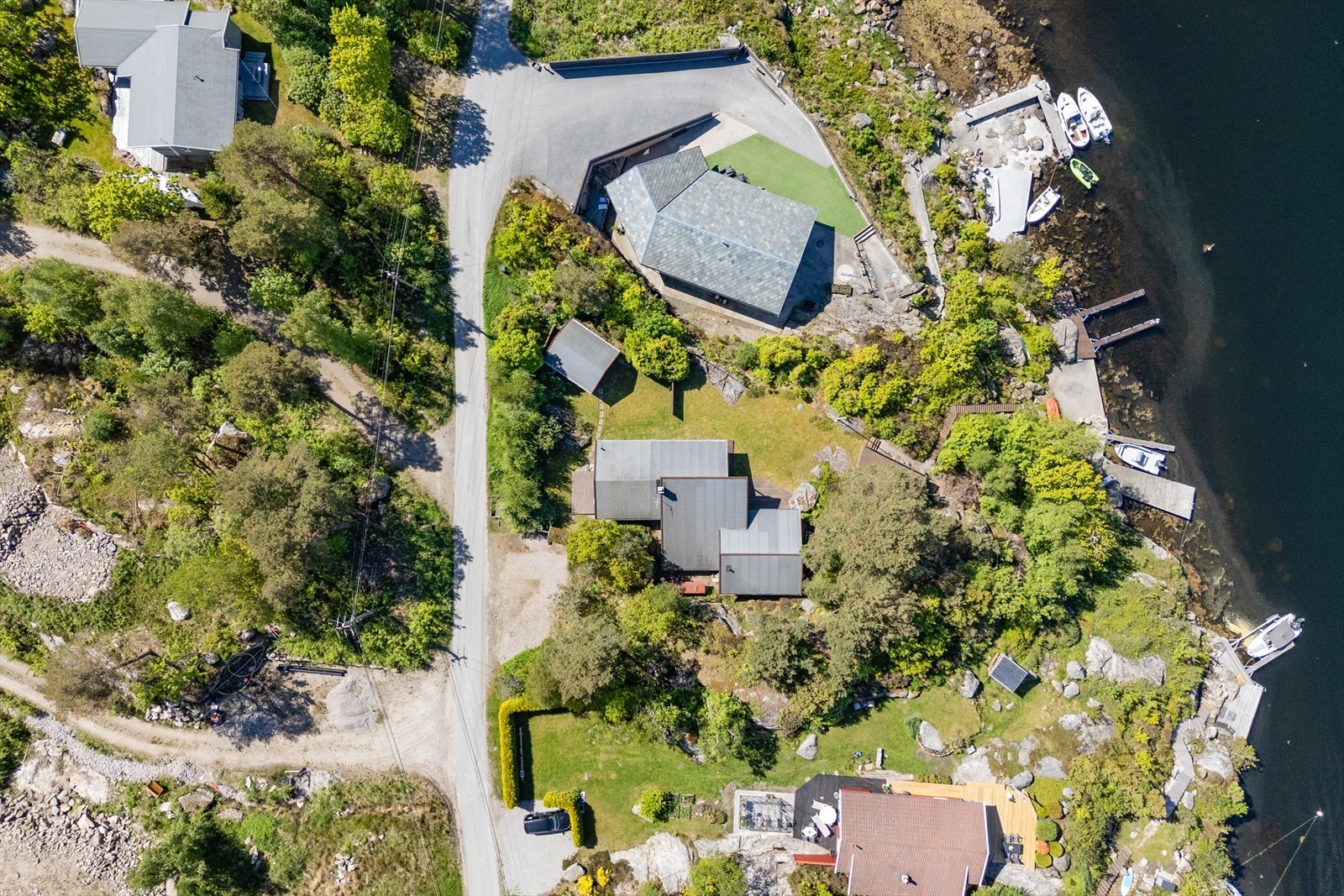 Stor, eiet tomt på 1702,3 m² som strekker seg ned mot sjøen Galleribilde