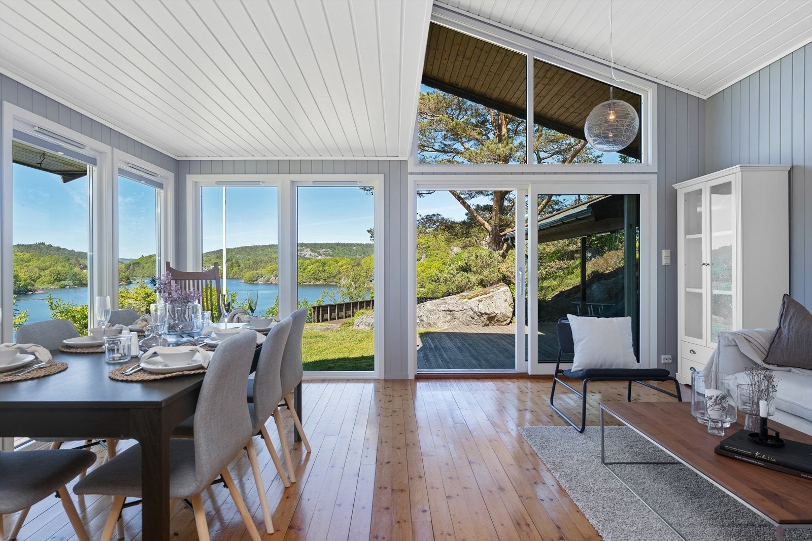 Panoramavinduer gir en fantastisk kontakt med naturen utenfor Galleribilde
