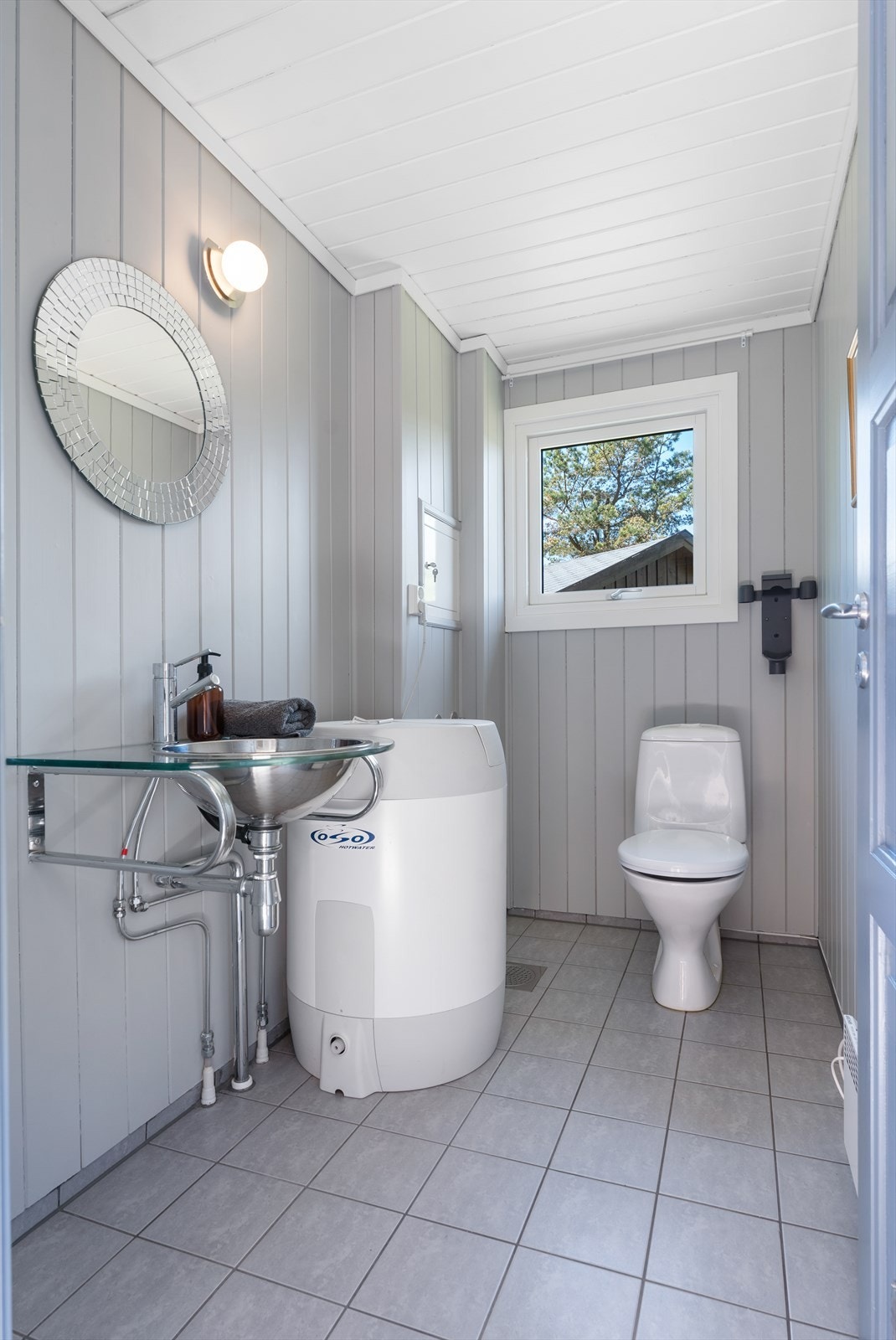 Toalettrom med servant Galleribilde