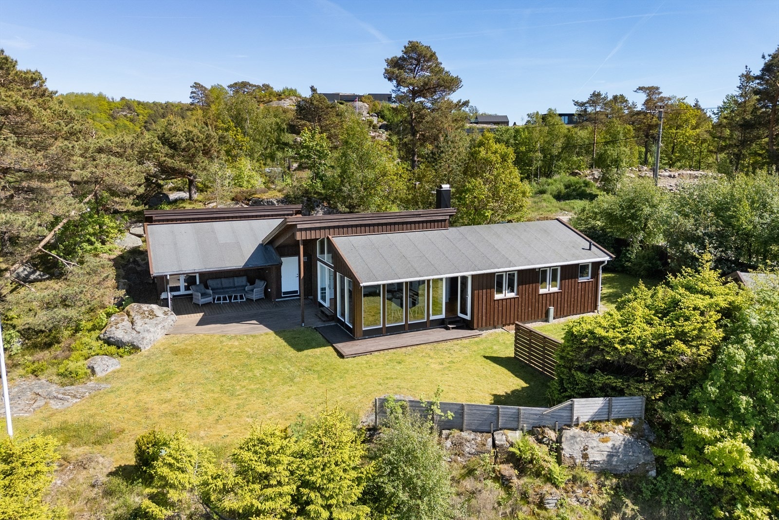 Sjarmerende hytte med store vindusflater og flere fine uteplasser Galleribilde