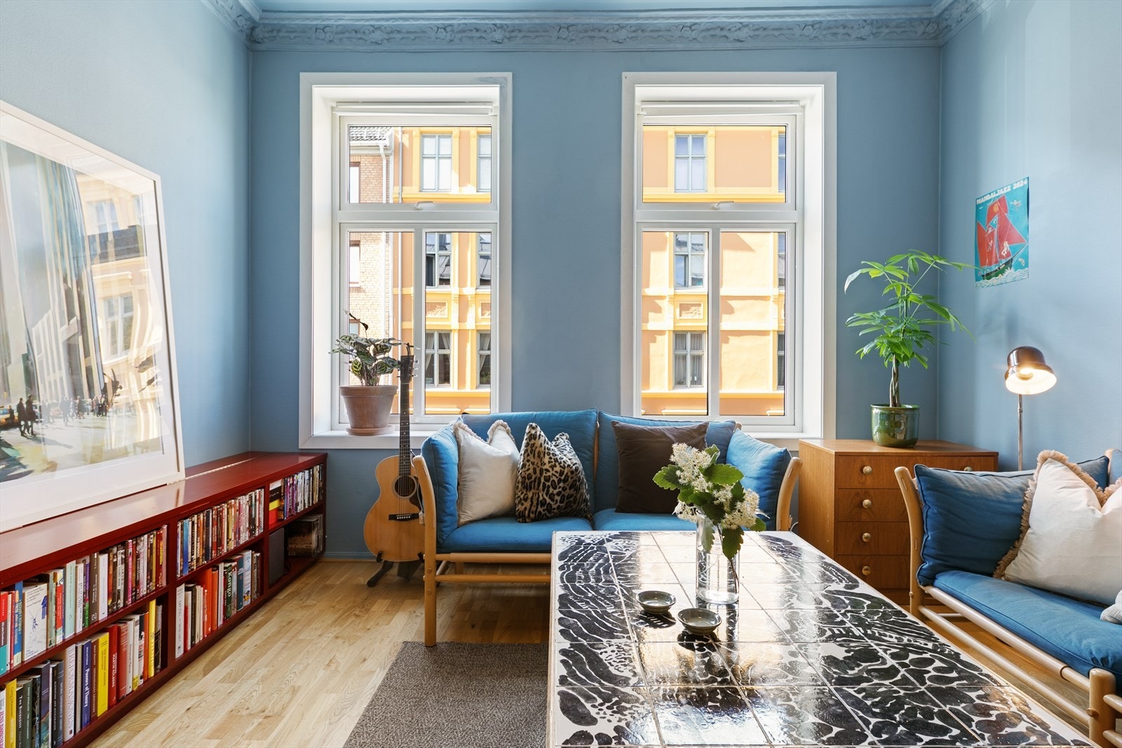 Leiligheten har en gjennomgående og godt utnyttet planløsning som gir et lyst og luftig hjem. Vakre detaljer som original stukkatur og rosett. Galleribilde