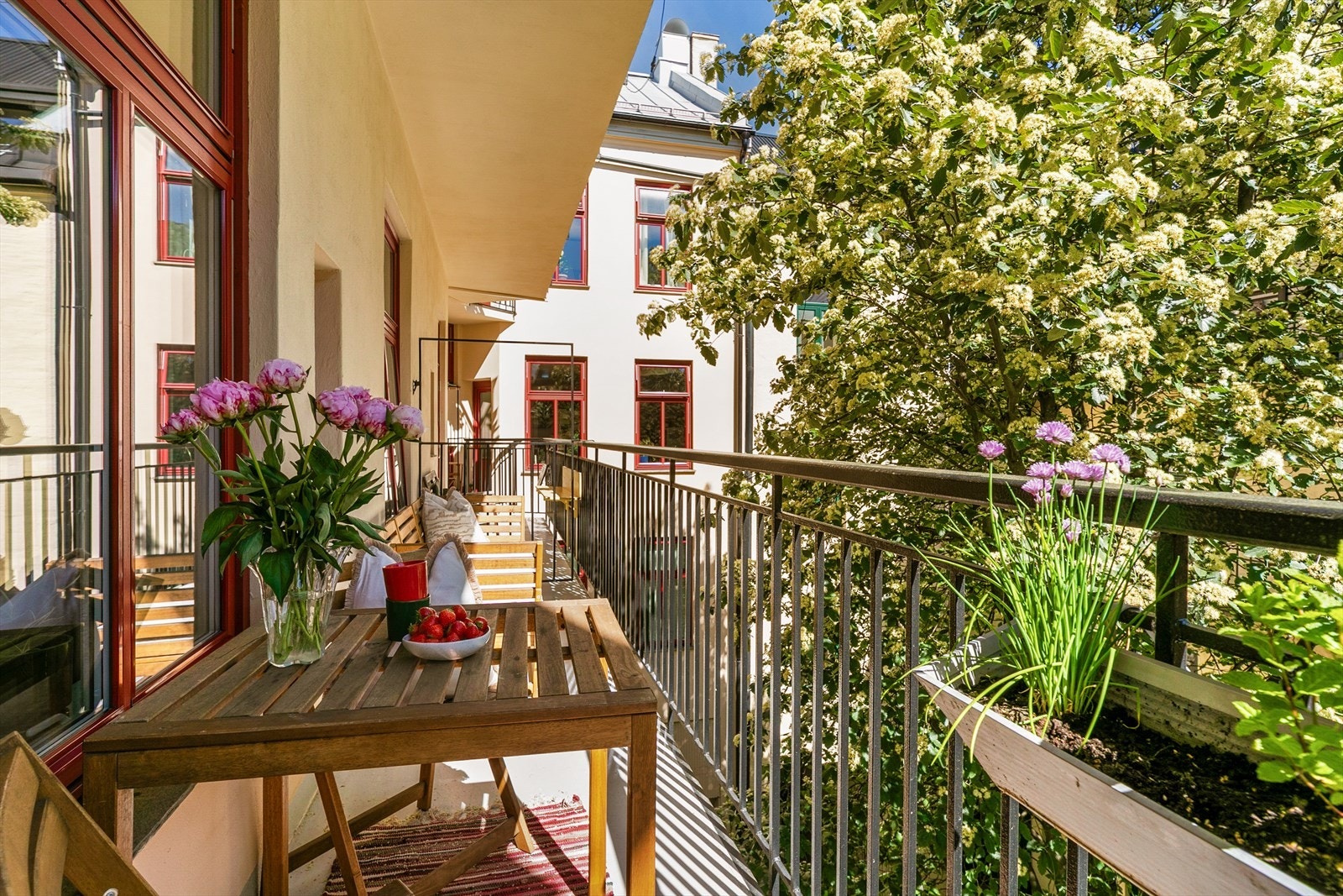 Balkongen er romslig med god plass til sittegruppe, grill og lounge. Galleribilde