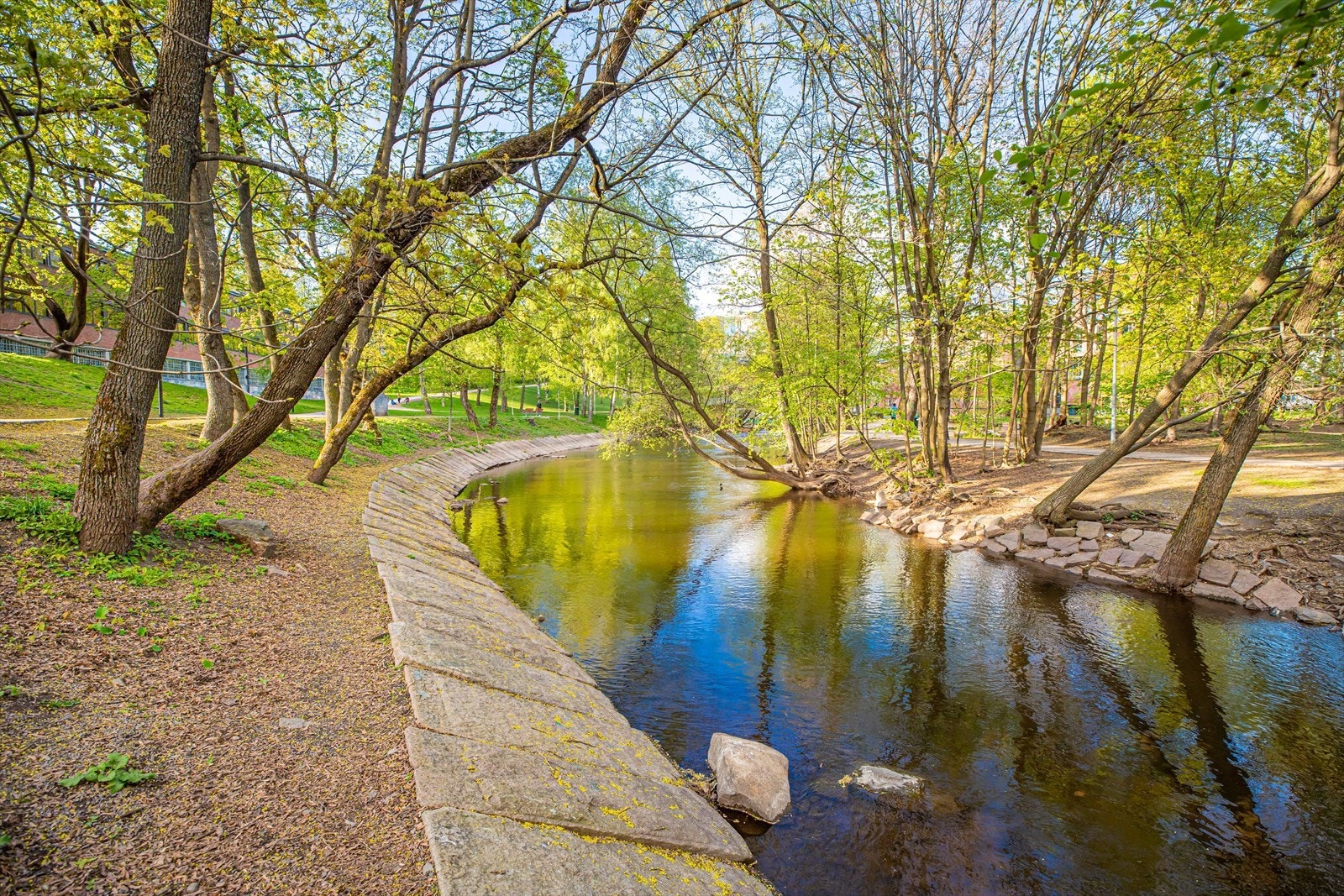 Akerselva er like ved, og her går det hyggelig tursti langs elvebredden, fra sentrum i sør til Maridalen/Nordmarka i nord. Her er det mange turmuligheter, både på vinter-og sommerstid. Galleribilde