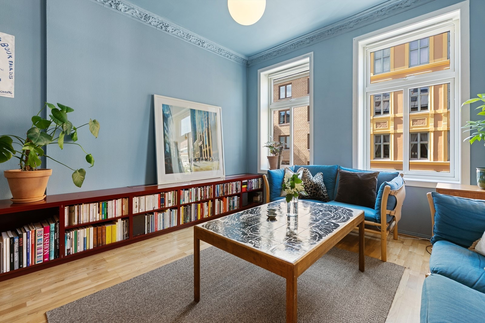 De store, vakre vinduene sikrer godt med lys og luft. Legg merke til den herlige, sømløse følelsen i rommet som følge av at vegger og tak er malt i samme blåtone. Galleribilde