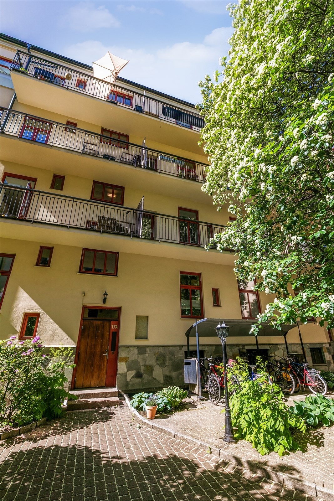 Klassisk bygård i mur/teglsteins konstruksjon. Galleribilde
