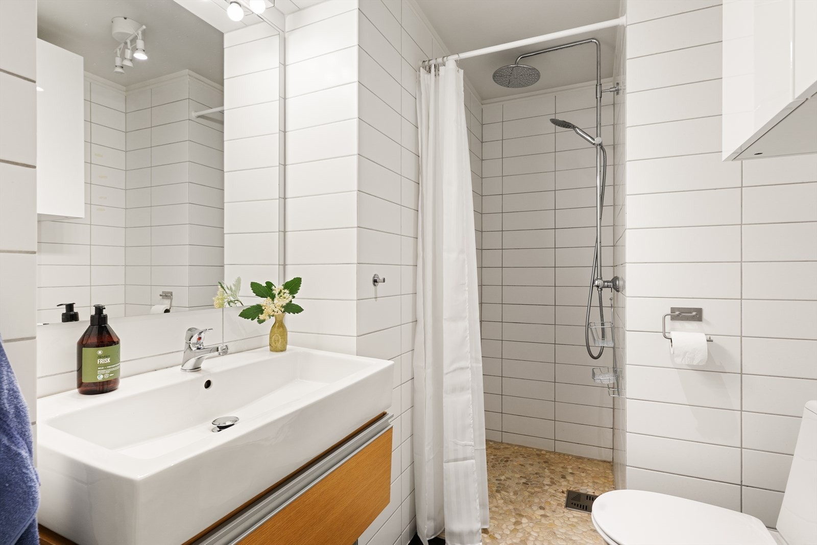 Boligens baderom har flislagte vegger og gulv med varmekabler, og er oppgradert i 2008. Badet inneholder dusjplass med tilhørende garnityr, servant med underskap, speil med lys over, opplegg for vaskemaskin og wc. Galleribilde