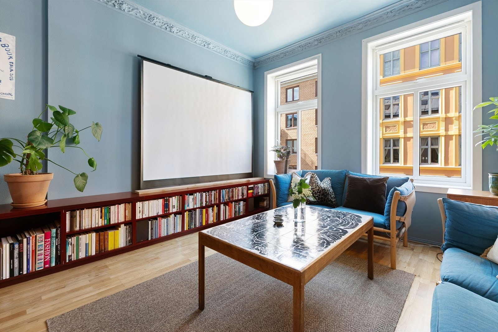 Dagens eiere har bygget en svært praktisk oppbevaringsbenk med innebygget lerret med prosjektor. Her er det bare å lene seg tilbake og nyte filmkvelden. Galleribilde