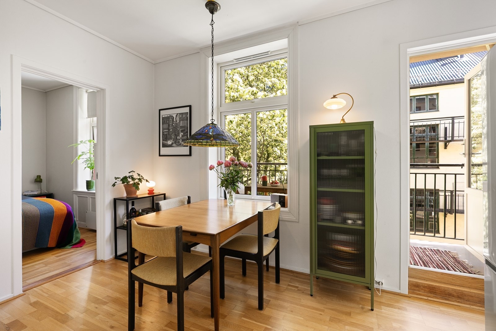 På de varme dagene er det deilig å kunne sette opp balkongdøren og binde sammen inne- og utetom. Galleribilde