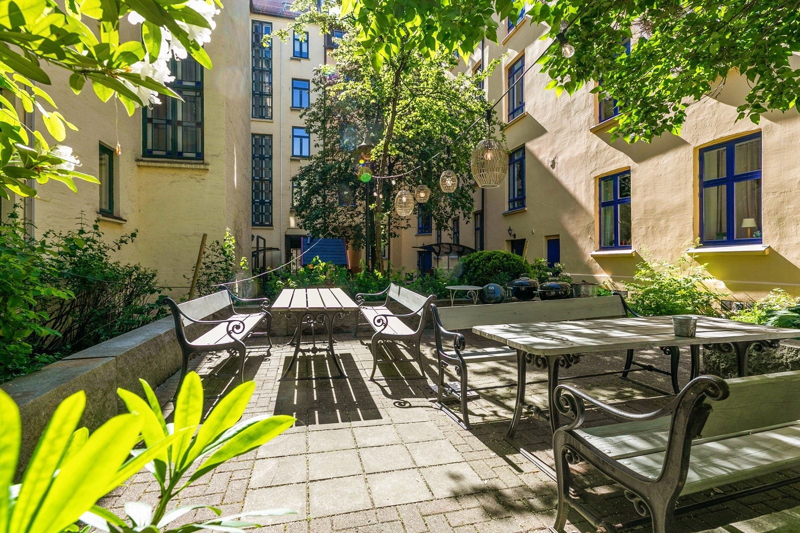 Flott, skjermet bakgård gir et hyggelig uteområde med muligheter for å grille. Galleribilde