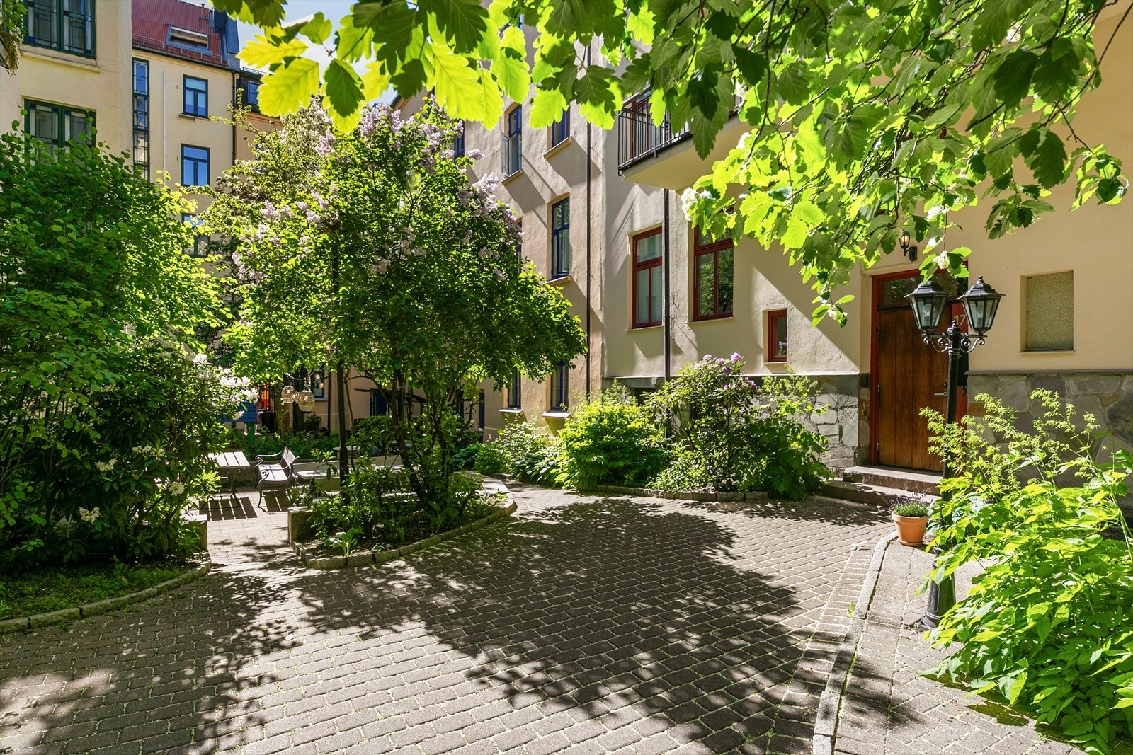 Fellesarealet er opparbeidet med sittegrupper og frodig beplantning. Galleribilde